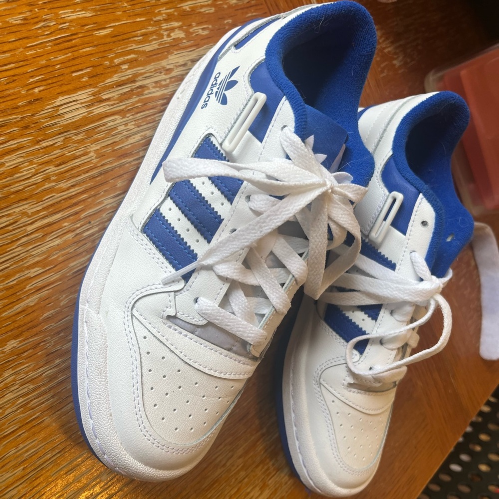 NWOT forum low adidas blue and white striped tennis shoe with velcro strap